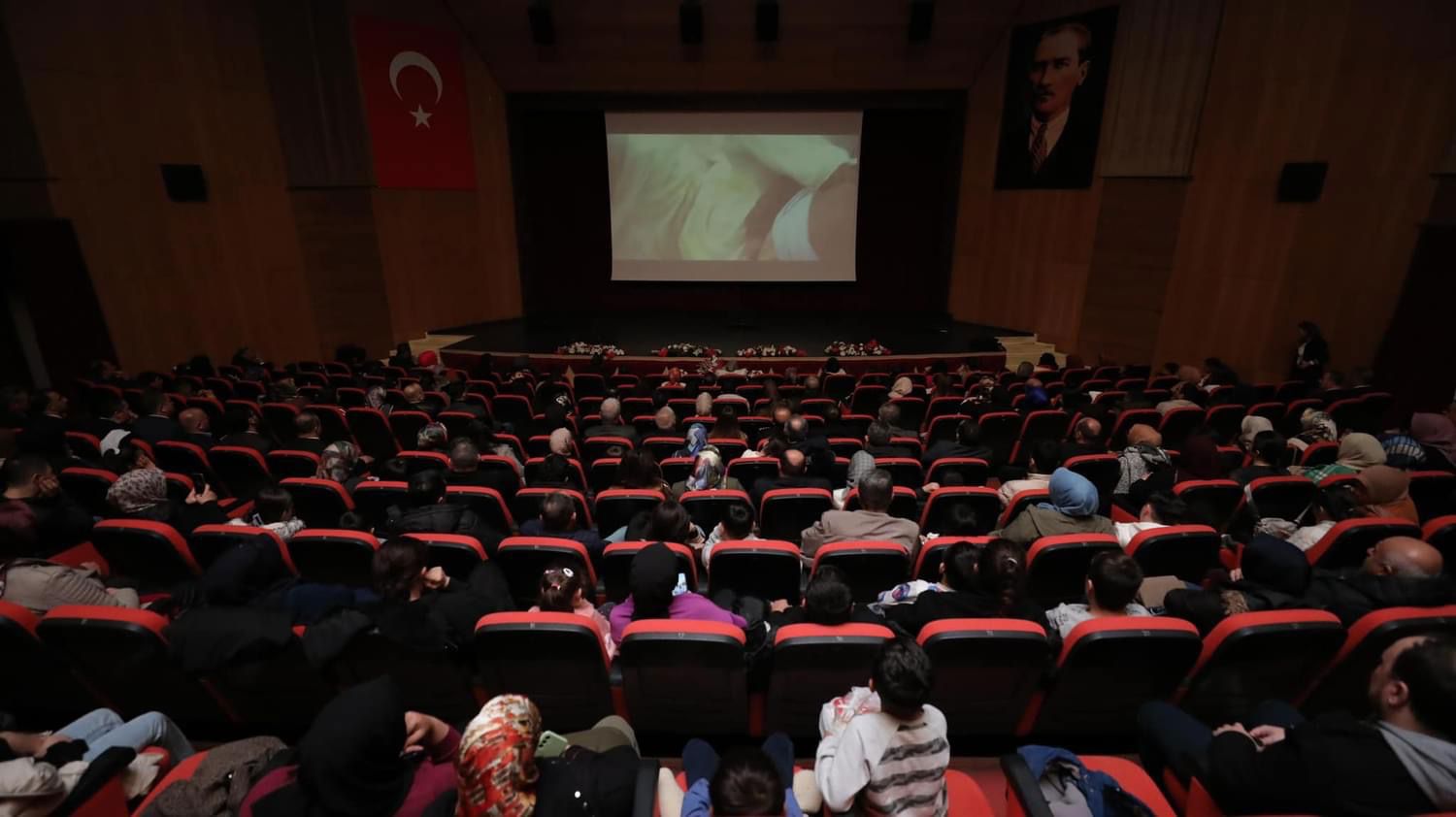 Bizim Çocuklar “Somuncu Baba Aşkın Sırrı” Filminin Özel Gösterimini İzlediler. - fotoğraf 1