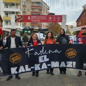 Batman 2.Gastronomi ve Kültür Festivalini ziyaret eden vatandaşlara kadına yönelik şiddet, kurumsal mekanizmalar ve KADES uygulaması hakkında bilgi verildi, broşür dağıtıldı. - fotoğraf 2