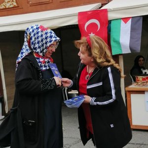 Batman 2.Gastronomi ve Kültür Festivalini ziyaret eden vatandaşlara kadına yönelik şiddet, kurumsal mekanizmalar ve KADES uygulaması hakkında bilgi verildi, broşür dağıtıldı. - fotoğraf 4
