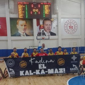 "Kadına El Kalkamaz" pankartı - fotoğraf 2