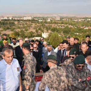 Şehit polis memuru Yücel Başpınar son yolculuğuna uğurlandı. - fotoğraf 9
