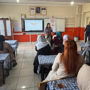 Vali Aydın Arslan İlkokulu öğretmen ve velilerine kadına yönelik şiddet, kurumsal mekanizmalar ve KADES uygulaması hakkında farkındalık çalışması y - fotoğraf 2