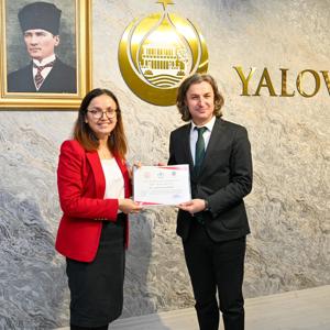  Valimiz Sayın Dr. Hülya Kaya  Tarafından 3 Aralık Dünya Engelliler Günü'nde Erişilebilirlik Belgeleri Takdim Edildi  - fotoğraf 3