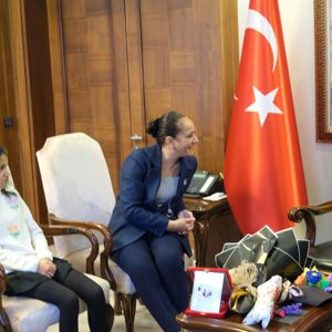 BURDUR ENGELSİZ YAŞAM BAKIM REHABİLİTASYON VE AİLE DANIŞMA MERKEZİNDE KALAN ÇOCUKLARIMIZ SAYIN VALİMİZE ZİYARET GERÇEKLEŞTİRDİLER. - fotoğraf 1