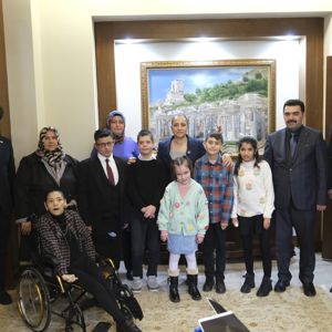 BURDUR ENGELSİZ YAŞAM BAKIM REHABİLİTASYON VE AİLE DANIŞMA MERKEZİNDE KALAN ÇOCUKLARIMIZ SAYIN VALİMİZE ZİYARET GERÇEKLEŞTİRDİLER. - fotoğraf 2