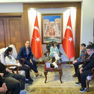 BURDUR ENGELSİZ YAŞAM BAKIM REHABİLİTASYON VE AİLE DANIŞMA MERKEZİNDE KALAN ÇOCUKLARIMIZ SAYIN VALİMİZE ZİYARET GERÇEKLEŞTİRDİLER. - fotoğraf 3