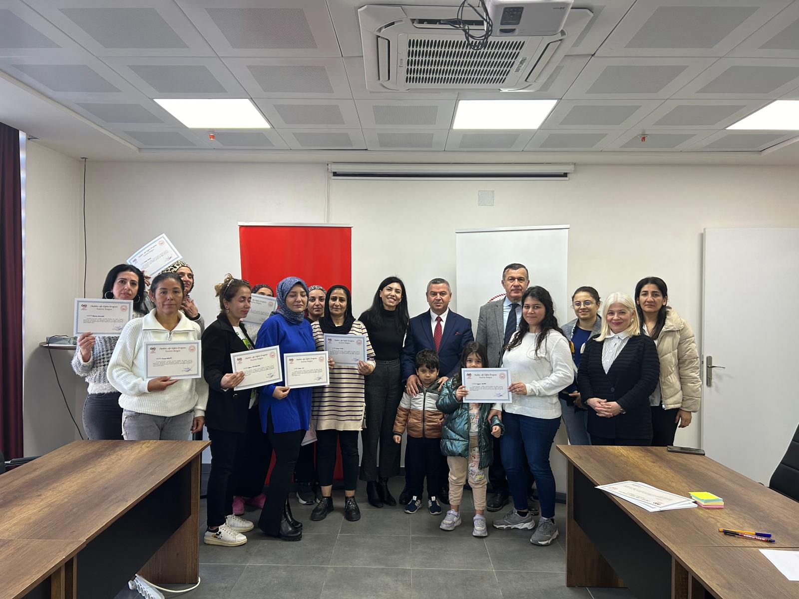 İl Müdürlüğümüz hizmetlerimizden faydalanan ailelere eğiticimiz tarafından 5 haftadır uygulanan ve 9 modülden oluşan Modüler Aile Eğitim Programı bugün sonlandı. Ailelerimiz program sonunda sertifikalarını İl Müdürümüz Naci YILMAZ'dan aldılar.