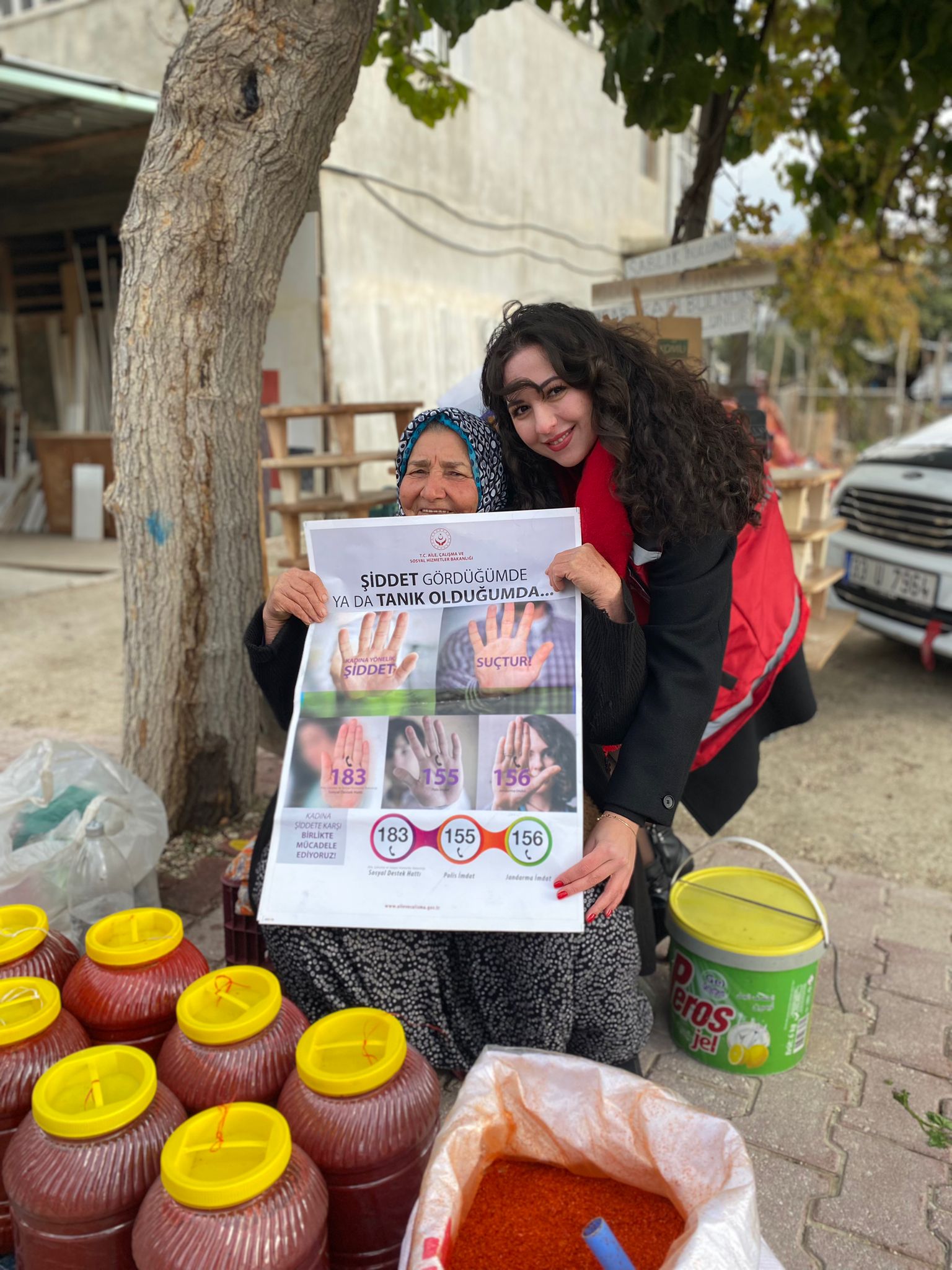 #MutSHM tarafından 25 Kasım Kadına Yönelik Şiddete Karşı Uluslararası Mücadele Günü kapsamında semt pazarında vatandaşlara ve pazarcılara broşür dağıtımı yapılarak farkındalık ve bilinçlendirme çalışmaları yapıldı.