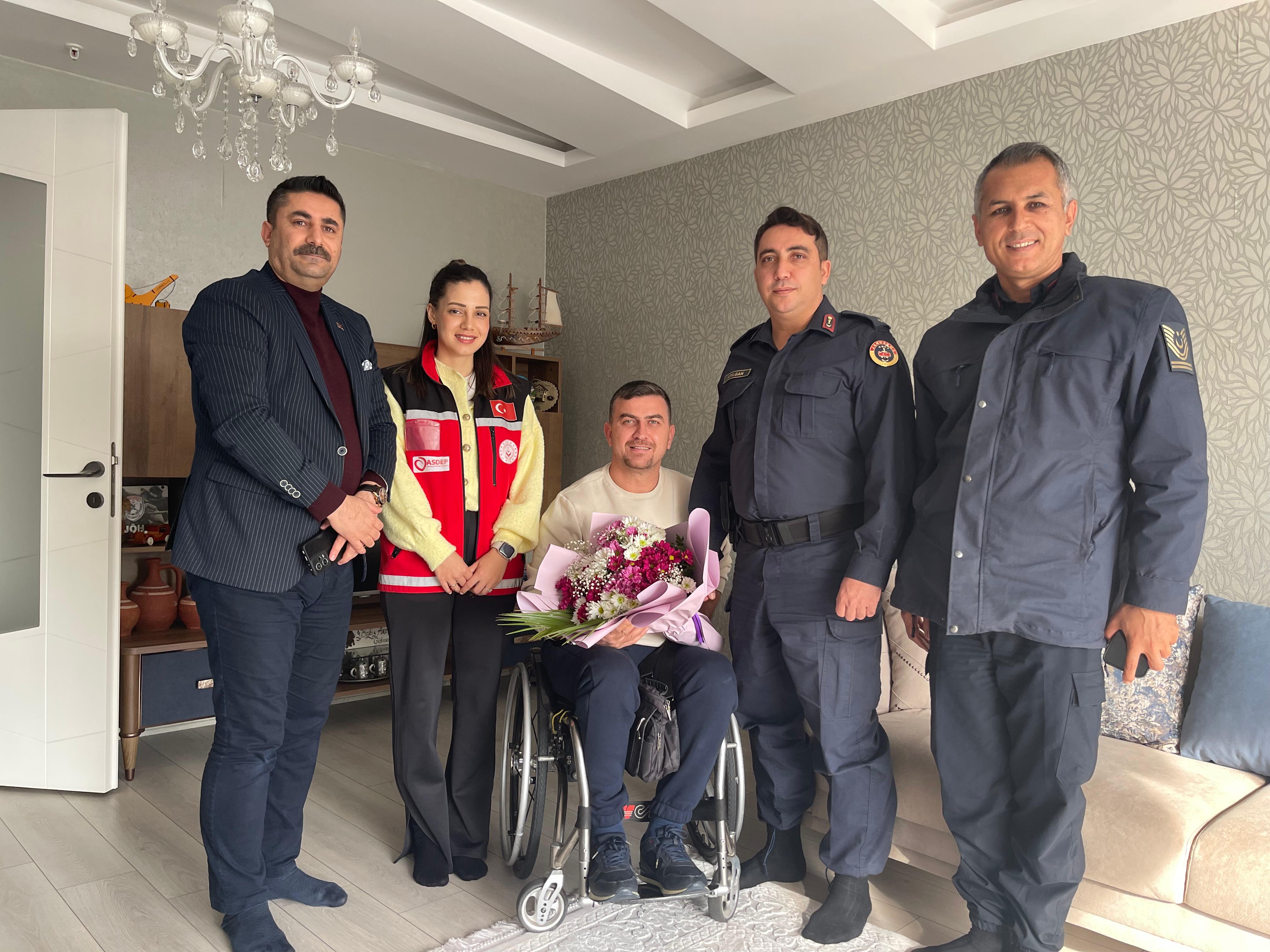 3 Aralık Dünya Engelliler Günü Kapsamında #MezitliSHM ve İlçe Jandarma Komutanımız Nusret ATILGAN, ilçede ikamet eden Güneydoğu Gazimiz Baki KOÇYİĞİT'i ziyaret ettiler. Kahraman Gazimize sağlık, sıhhat ve esenlik diliyoruz.