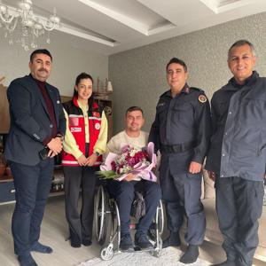 3 Aralık Dünya Engelliler Günü Kapsamında #MezitliSHM ve İlçe Jandarma Komutanımız Nusret ATILGAN, ilçede ikamet eden Güneydoğu Gazimiz Baki KOÇYİĞİT'i ziyaret ettiler. Kahraman Gazimize sağlık, sıhhat ve esenlik diliyoruz. - fotoğraf 1