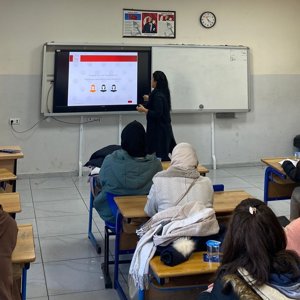 Prof. Aziz Sancar Ortaokulu velilerine kadına yönelik şiddet, kurumsal mekanizmalar ve KADES uygulaması hakkında farkındalık çalışması - fotoğraf 1
