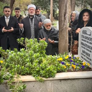 Vefatının sene-i devriyesinde Oya Kayacık mezarı başında Kur'an Tilaveti ve Dualar ile anılmıştır. - fotoğraf 1