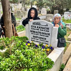 Vefatının sene-i devriyesinde Oya Kayacık mezarı başında Kur'an Tilaveti ve Dualar ile anılmıştır. - fotoğraf 5