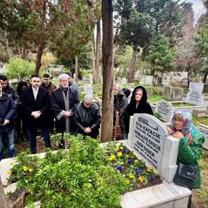 Vefatının sene-i devriyesinde Oya Kayacık mezarı başında Kur'an Tilaveti ve Dualar ile anılmıştır. - fotoğraf 3