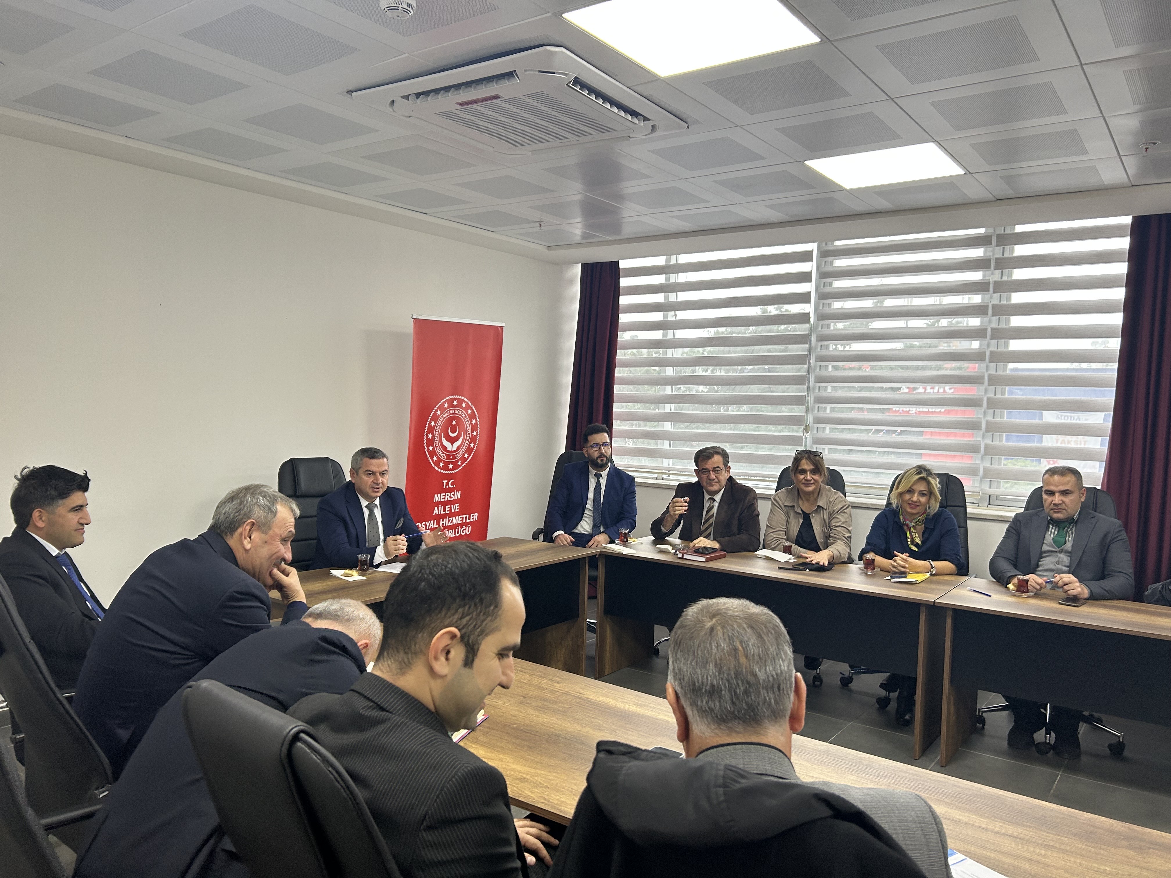 İl Müdürümüz Naci YILMAZ başkanlığında İl Müdür Yardımcılarımız, Şube Müdürlerimiz, Sosyal Hizmet Merkezi Müdürlerimiz ve Yatılı Kuruluş Müdürlerimizin katılımıyla Aylık koordinasyon ve değerlendirme toplantısı gerçekleştirildi.