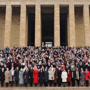 Bakanımız Göktaş, Türk Kadınına Seçme ve Seçilme Hakkı Verilmesinin 90’ıncı Yıl Dönümünde Anıtkabir'i Ziyaret Etti - fotoğraf 1