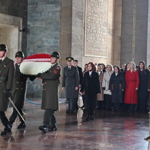 Bakanımız Göktaş, Türk Kadınına Seçme ve Seçilme Hakkı Verilmesinin 90’ıncı Yıl Dönümünde Anıtkabir'i Ziyaret Etti - fotoğraf 4