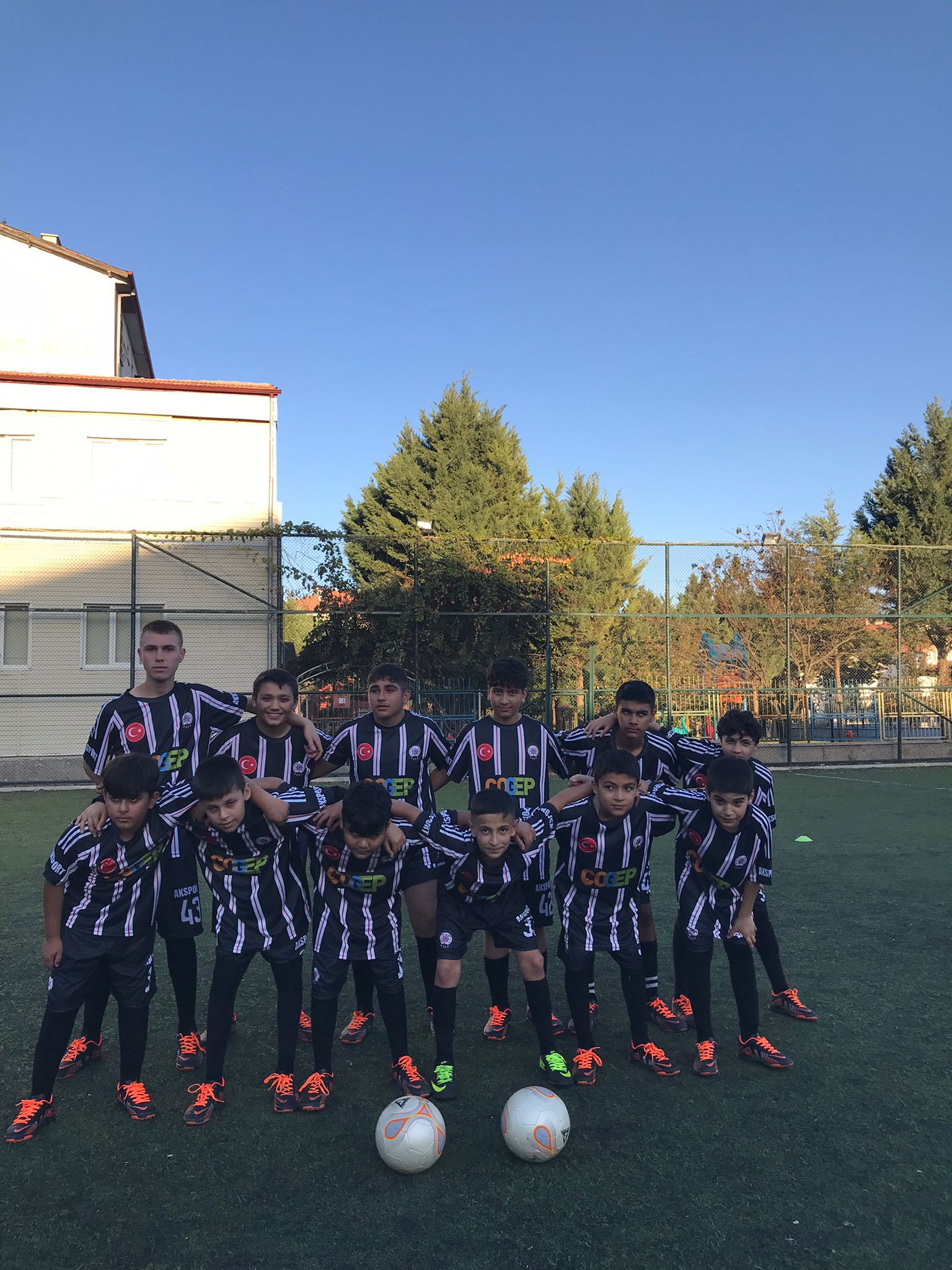 Gelecekte Gençlik Var 2 Projesi  kapsamında futbol kursumuz hız kesmeden devam ediyor. - fotoğraf 1