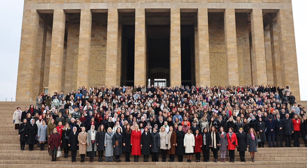Bakanımız Göktaş, Türk Kadınına Seçme ve Seçilme Hakkı Verilmesinin 90’ıncı Yıl Dönümünde Anıtkabir'i Ziyaret Etti