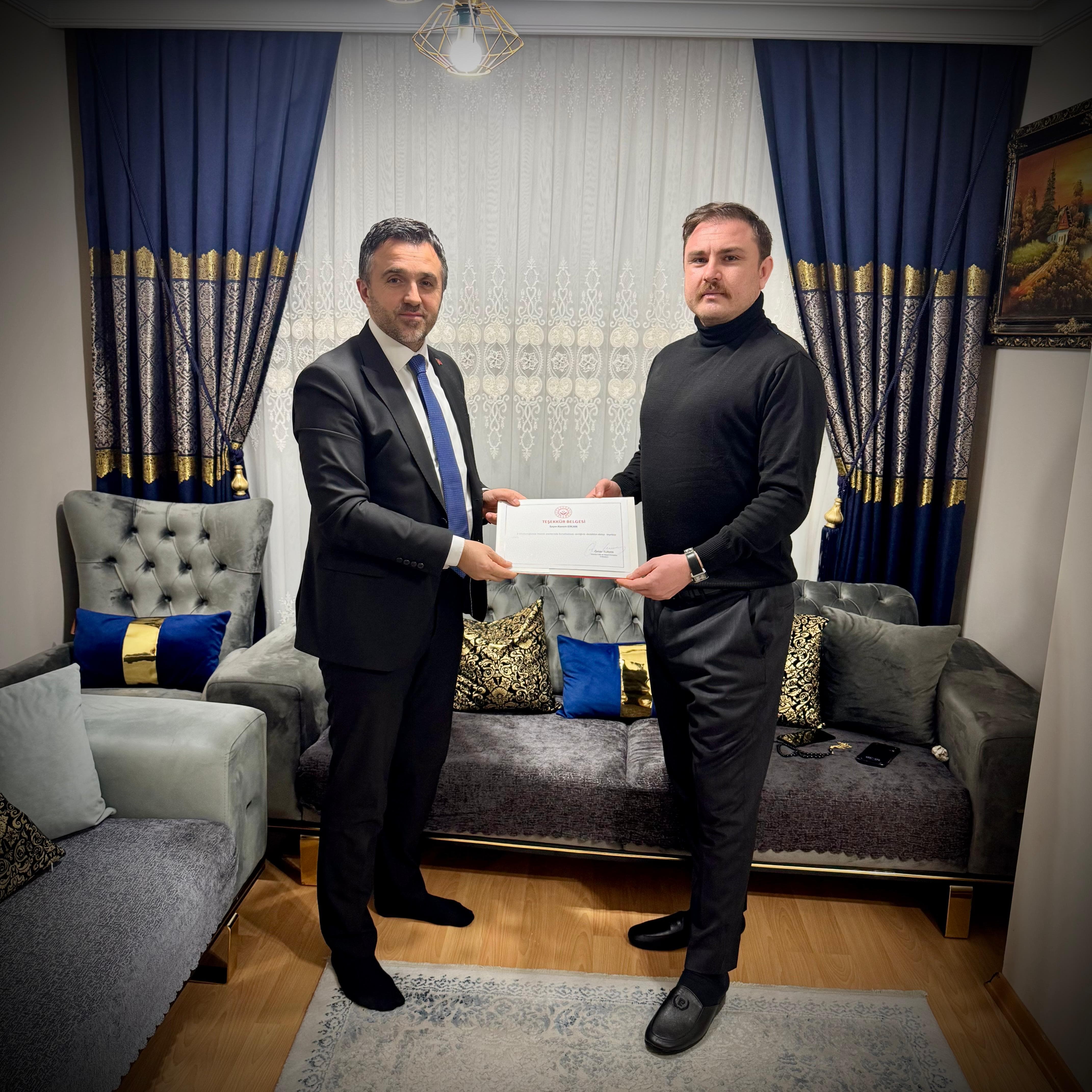 İl Müdürümüz Sn. Ömer TURAN, 15 Temmuz Şehidimiz Yılmaz ERCAN’ ın kardeşi Sn. Kerem ERCAN 'ın hanesine ziyaret gerçekleştirmiştir. 