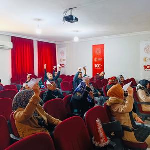 Eğiticimiz tarafından Hüseyin Okan Merzeci Ortaokulu velilerine Modüler Aile Eğitim Programı kapsamında " Aile İçi İletişim " konulu eğitim verildi. - fotoğraf 1