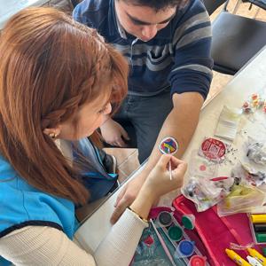 Mersin Kredi ve Yurtlar Müdürlüğü ve üniversite öğrencileri tarafından Nihat Sözmen BRADM'mize yapılan ziyarette hizmet alan özel gereksinimli bireylerimize eğlenceli aktiviteler düzenleyerek keyifli vakit geçirmelerini sağladılar. 😊 - fotoğraf 2