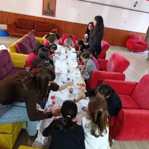 Mersin Üniversitesi Spor Bilimleri Fakültesi Rekreasyon Bölümü öğrencilerinin 5 hafta süreli "Renkli Çocuklar, Mutlu Yarınlar" projesi kapsamında çocuklarımızın boyama etkinlikleri devam ediyor. 😍 - fotoğraf 1