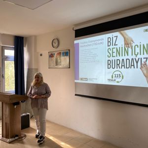 Mersin Gündüzlü Bakım ve Aktif Yaşam Merkezi yetişkinlerimizin de içinde bulunduğu Mersin Üniversitesi Tazelenme Üniversitesinde,TBM Formatörümüz tarafından #TürkiyeBağımlılıklaMücadele kapsamında "Teknoloji Bağımlılığı" eğitimi verildi. - fotoğraf 1