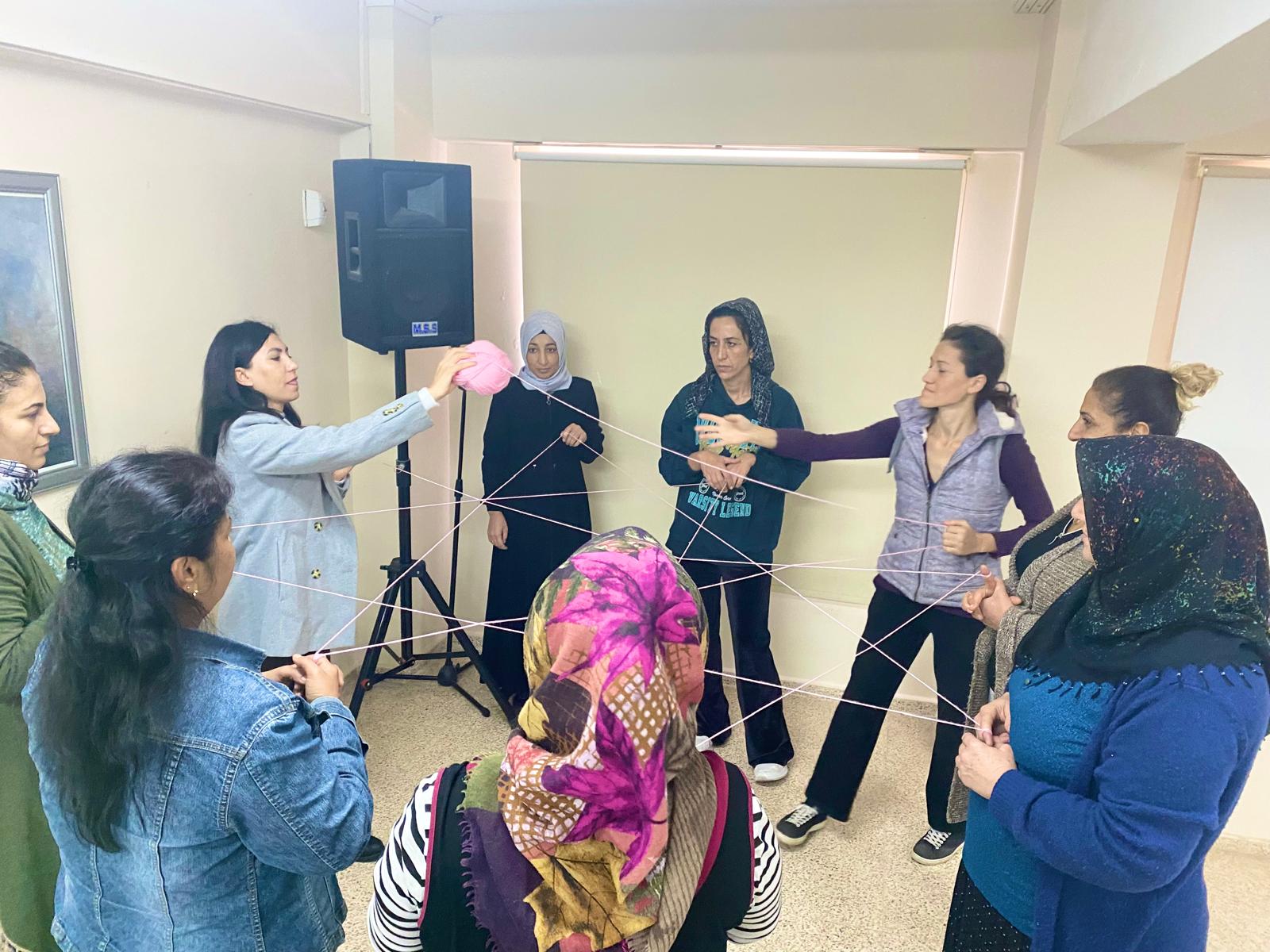 #ToroslarSHM tarafından Okul Destek Projesi kapsamında SED hizmetimizden faydalanan ve Ebeveyn Kaybı Yaşamış ailelerden bakımverenlere yönelik Kendini Bilmek Eğitimi yapılmış,çocuklarla birlikte yerli malı haftası kutlanmış ve birlikte makarna yenmiştir.