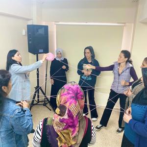 #ToroslarSHM tarafından Okul Destek Projesi kapsamında SED hizmetimizden faydalanan ve Ebeveyn Kaybı Yaşamış ailelerden bakımverenlere yönelik Kendini Bilmek Eğitimi yapılmış,çocuklarla birlikte yerli malı haftası kutlanmış ve birlikte makarna yenmiştir. - fotoğraf 1