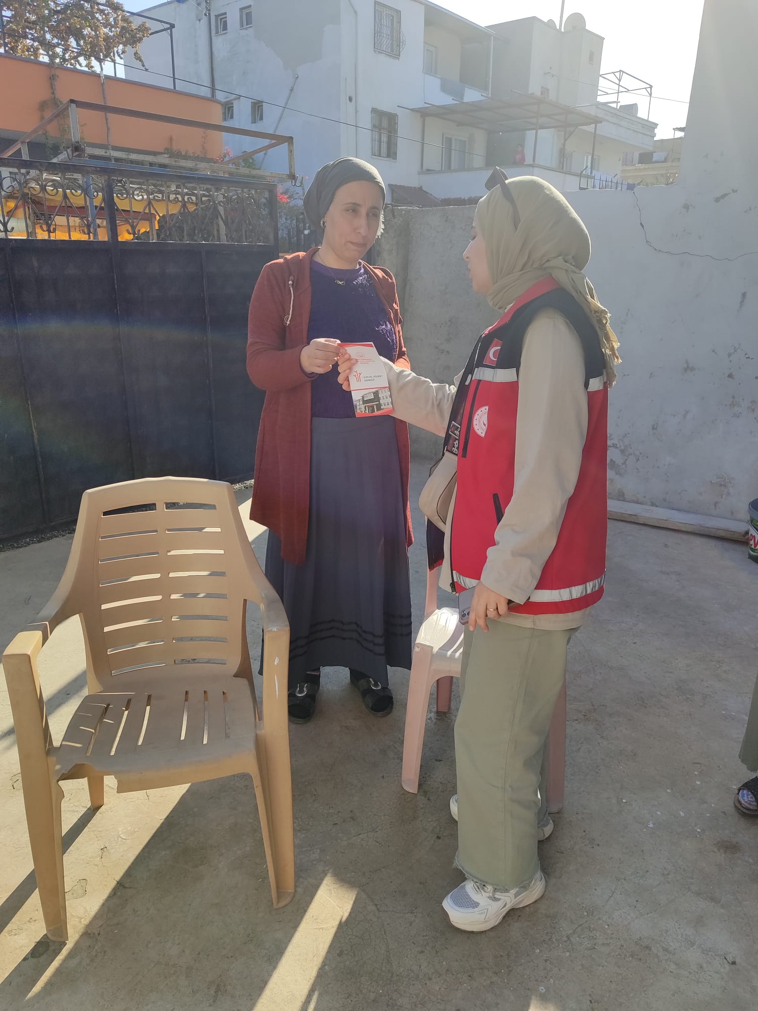 Tarsus Sosyal Hizmet Merkezimize bağlı #ASDEP ekiplerimiz tarafından gerçekleştirilen hane ziyaretleriyle vatandaşlarımızın sosyal hizmet ihtiyaçlarına yönelik yönlendirme, rehberlik ve bilgilendirme çalışmaları yapmayı sürdürüyoruz.