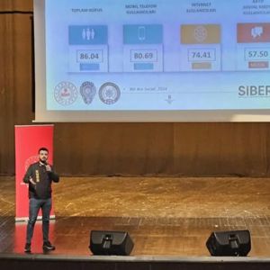 Maltepe İlçe Emniyet Müdürlüğü 'Narkotik Eğitimi ve UYUMA Aplikasyonu' ile Siber Suçlarla Mücadele personelince 'Güvenli İnternet Kullanımı' eğitimi verilmiştir. - fotoğraf 1