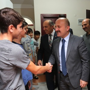 Valimiz Dr Osman VAROL İl Müdürlüğümüze bağlı Çocuk Evleri Koordinasyon Merkezi Müdürlüğü Şehzade Çocuk Evini ziyaret etti. Çocuk evlerinde verilen hizmetler konusunda İl Müdürümüz Mustafa ARSLAN’dan ve Çocuk Evleri Koordinasyon Merkezi Müdür Vekili Bülent CERİT’ten bilgiler aldı.  - fotoğraf 3