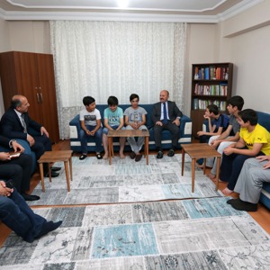 Valimiz Dr Osman VAROL İl Müdürlüğümüze bağlı Çocuk Evleri Koordinasyon Merkezi Müdürlüğü Şehzade Çocuk Evini ziyaret etti. Çocuk evlerinde verilen hizmetler konusunda İl Müdürümüz Mustafa ARSLAN’dan ve Çocuk Evleri Koordinasyon Merkezi Müdür Vekili Bülent CERİT’ten bilgiler aldı.  - fotoğraf 4