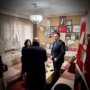 İl Müdürümüz Sn. Ömer TURAN, Şehit Polis Amiri Kadir YILDIRIM 'ın kıymetli ailesine ve hanesine ziyaret gerçekleştirmiştir. - fotoğraf 4