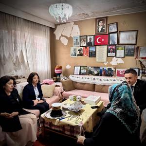 İl Müdürümüz Sn. Ömer TURAN, Şehit Polis Amiri Kadir YILDIRIM 'ın kıymetli ailesine ve hanesine ziyaret gerçekleştirmiştir. - fotoğraf 3