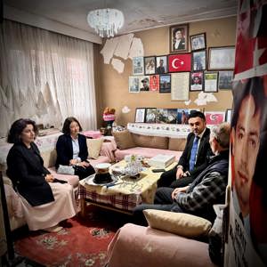 İl Müdürümüz Sn. Ömer TURAN, Şehit Polis Amiri Kadir YILDIRIM 'ın kıymetli ailesine ve hanesine ziyaret gerçekleştirmiştir. - fotoğraf 1