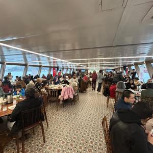 Vakıflar Bölge Müdürlüğü işbirliği ile 12 kuruluşumuzdan yatılı bakım hizmeti alan 180 özel gereksinimli bireylerimizle Boğaz turu yapılarak keyifli zaman geçirilmiştir. - fotoğraf 3