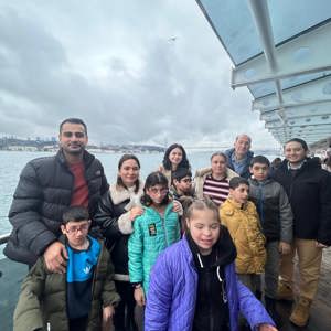 Vakıflar Bölge Müdürlüğü işbirliği ile 12 kuruluşumuzdan yatılı bakım hizmeti alan 180 özel gereksinimli bireylerimizle Boğaz turu yapılarak keyifli zaman geçirilmiştir. - fotoğraf 5