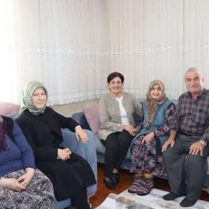 Sayın Valimizin eşi Süreyya Yavuz Hanımefendi Er Şaban Üke'nin kıymetli ailesini ziyaret etti… - fotoğraf 3