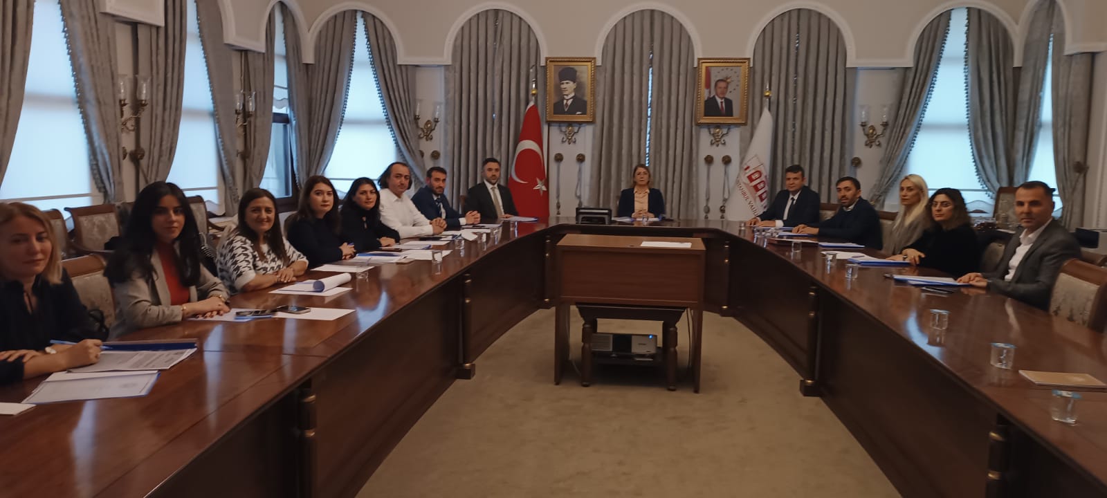 Vali Yardımcısı Sn. Serap ÖZMEN ÇETİN Başkanlığında, İl Müdürümüz Sn. Ömer TURAN ile Özel Huzurevleri Ve Engelli Bakım Merkezleri 2025 Yılı Ücret Tespiti Toplantısı gerçekleştirilmiştir.