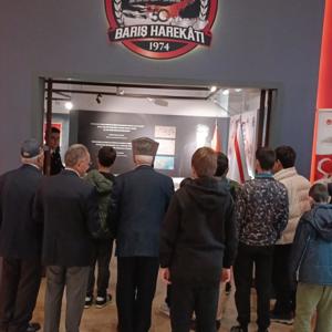 Muharip Gazilerimiz ve Çocuk Evlerinde ikamet eden çocuklarımız ile beraber “Kıbrıs Barış Harekâtı’nın 50’nci Yılı Sergisi” gezisi düzenlenmiştir. - fotoğraf 4