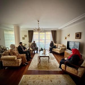 İl Müdürümüz Sn. Ömer TURAN , Şehidimiz Astsubay Kıdemli Başçavuş Mehmet Necip SEZEN ‘in kıymetli ailesine Şehadet Günü vesilesiyle ziyarette bulunmuştur. - fotoğraf 1