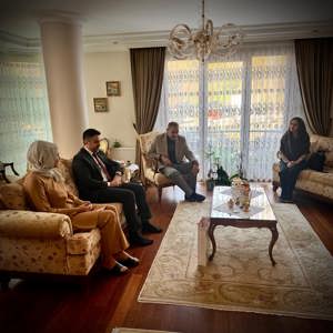 İl Müdürümüz Sn. Ömer TURAN , Şehidimiz Astsubay Kıdemli Başçavuş Mehmet Necip SEZEN ‘in kıymetli ailesine Şehadet Günü vesilesiyle ziyarette bulunmuştur. - fotoğraf 2