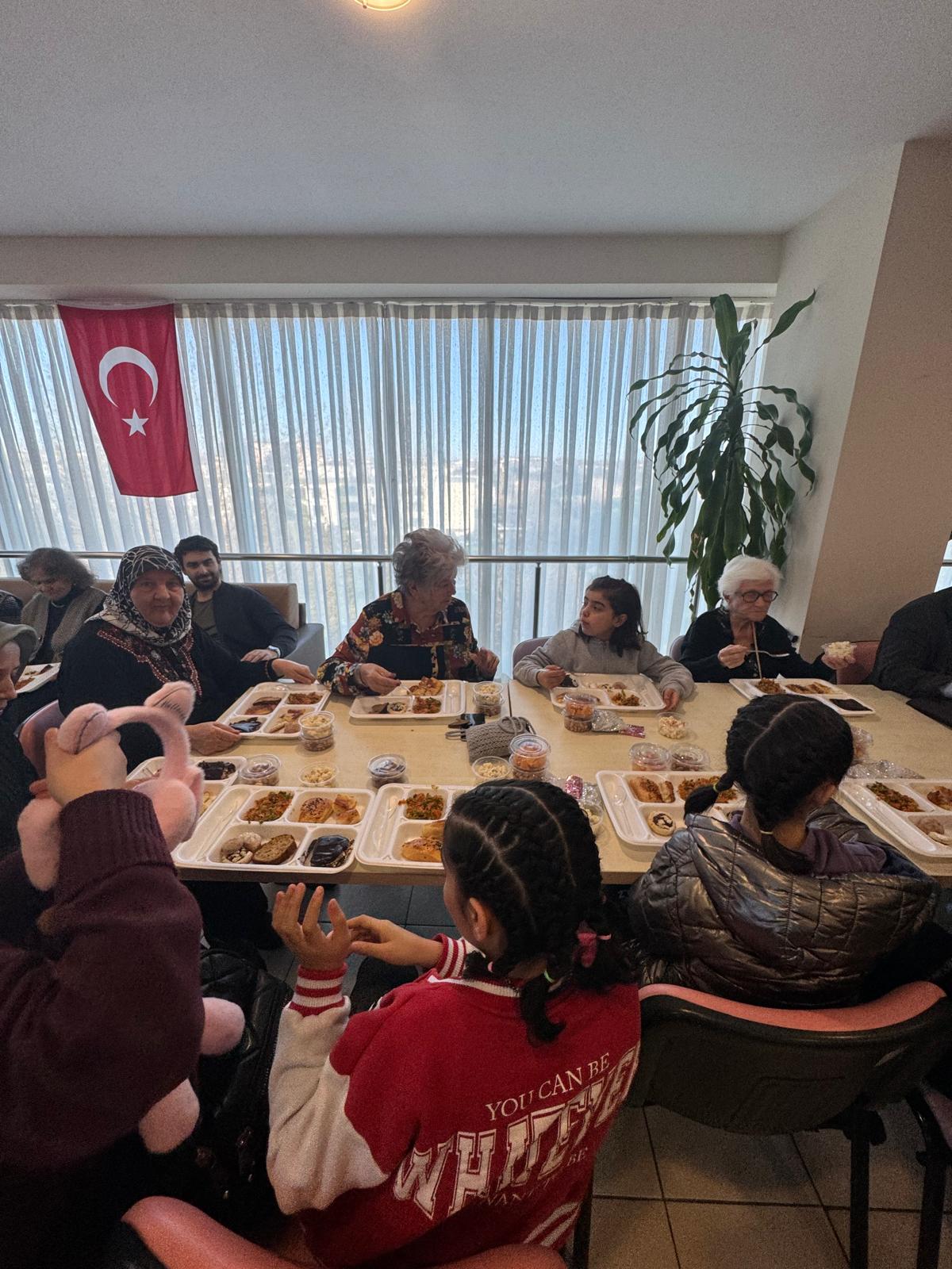 Bakanlığımızın "Torunum Olur Musun?" projesi kapsamında Kocamustafapaşa Çocuk Evleri Sitemizdeki çocuklarımız ile Yerli Malı haftası münasebetiyle bir araya gelmiştir.