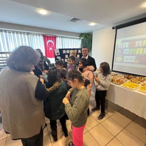 Bakanlığımızın "Torunum Olur Musun?" projesi kapsamında Kocamustafapaşa Çocuk Evleri Sitemizdeki çocuklarımız ile Yerli Malı haftası münasebetiyle bir araya gelmiştir. - fotoğraf 3
