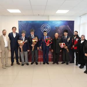 Kahraman Gazilerimizin ve kıymetli Şehit Yakınlarımızın katıldığı "Vatan ve Kahramanlık Buluşmaları" gençlerimiz ile birlikte gerçekleştirmeye devam etmekteyiz. - fotoğraf 9