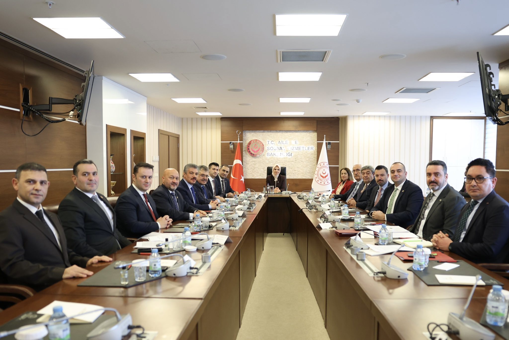 Bakanımız Sayın Mahinur Özdemir Göktaş’ın başkanlığında yapılan kapsamlı toplantıda gazilerimize sunduğumuz hizmetlerle birlikte gazilerimizin talepleri değerlendirildi. - fotoğraf 1