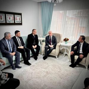 15 Temmuz Gazimiz Emekli Polis Nihat ALTIN 'ın kıymetli ailesine Valimiz Sn. Davut GÜL, Fatih Kaymakamımız Sn. Cafer SARILI ile İl Müdürümüz Sn. Ömer TURAN taziye ziyaretinde bulundu.  - fotoğraf 2