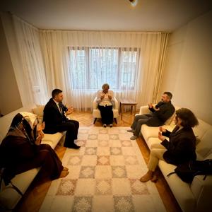 İl Müdürümüz Sn. Ömer TURAN, Emniyet Şehidimiz Erol KESGİN ‘in kıymetli ailesine Şehadet Günü vesilesiyle ziyarette bulunmuştur. - fotoğraf 2